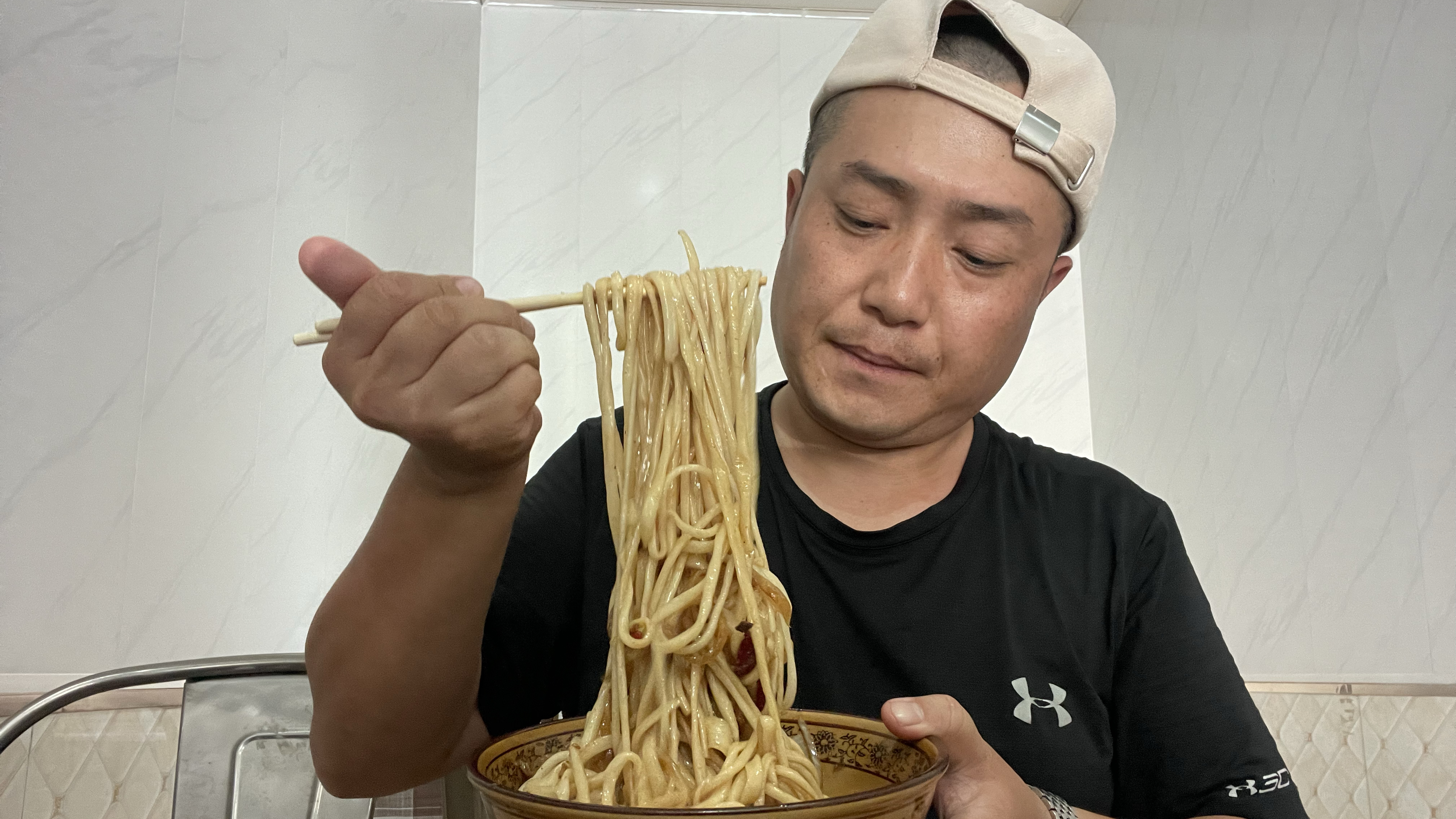 羊肚丝拌面真香,老板真舍得给肉,25元一大碗,肉里找面,太过瘾