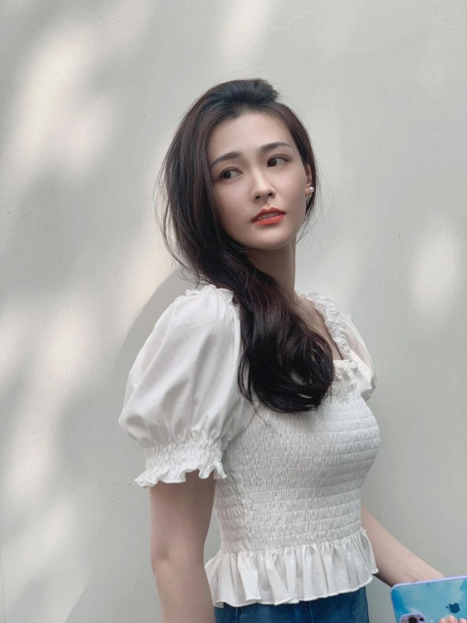 美女演员丁笑滢,五官端正,清新甜美,好美的姑娘