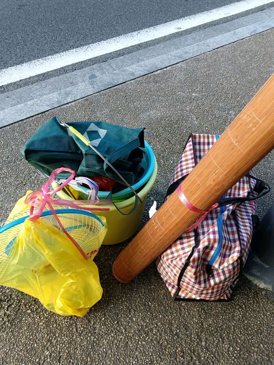 因为交不起房租,我被房东赶出来了,看着这乱七八糟的行李,心里糟糕透