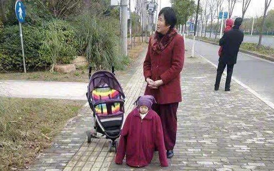 有一种冷叫做奶奶觉得你冷:幼儿园萌娃穿7件衣服上学,是爱还是害