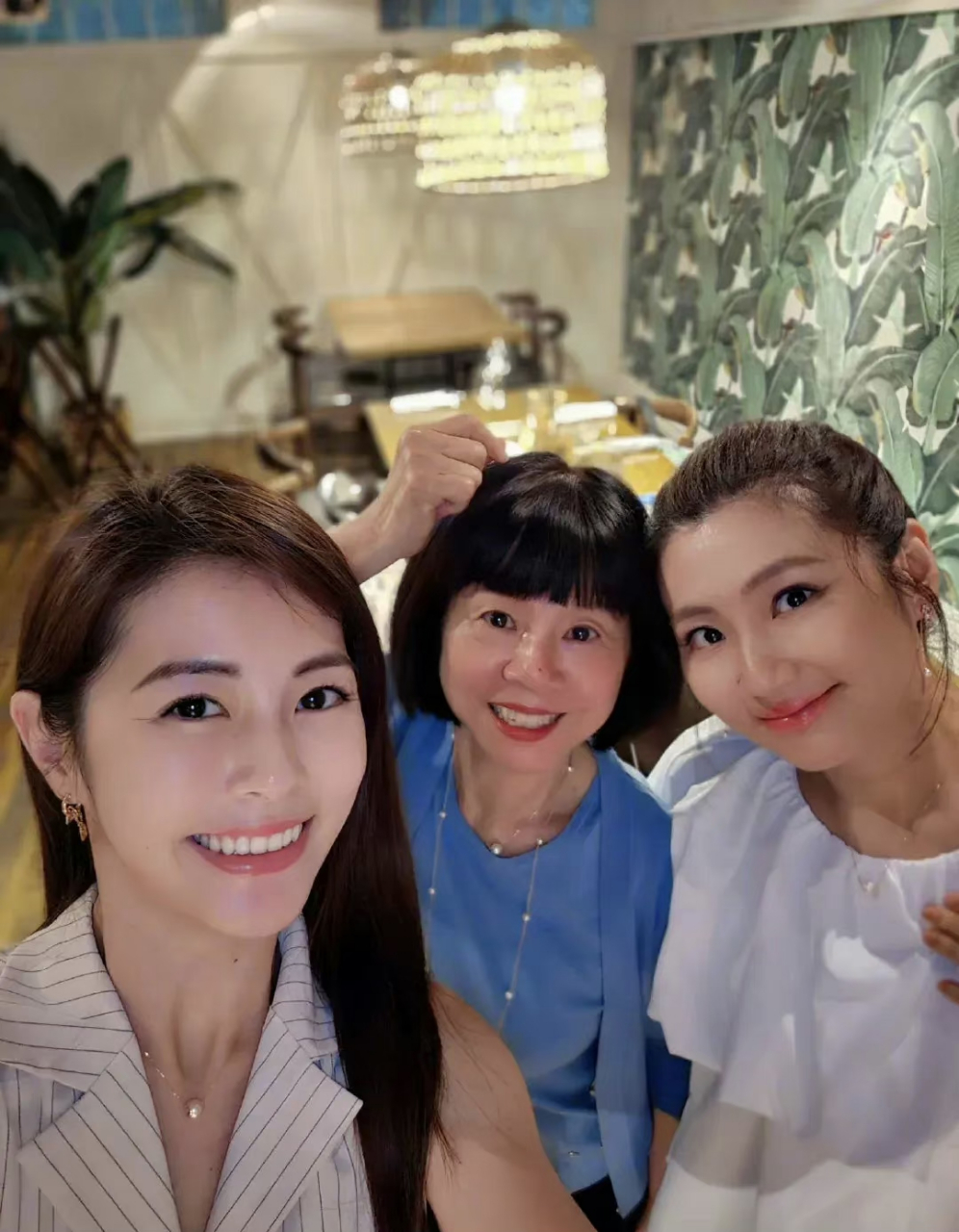 selina任家萱晒和妈妈,妹妹的合照,她大胆穿短裤,露出腿上被烧伤的