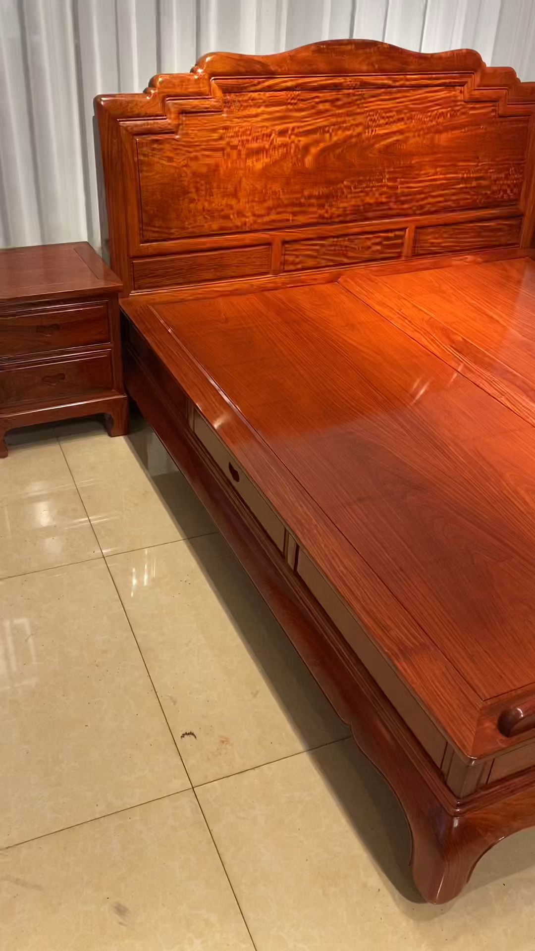 精品缅花大脚床,床靠板满虎皮纹,床身一木双开,工艺细节到位!