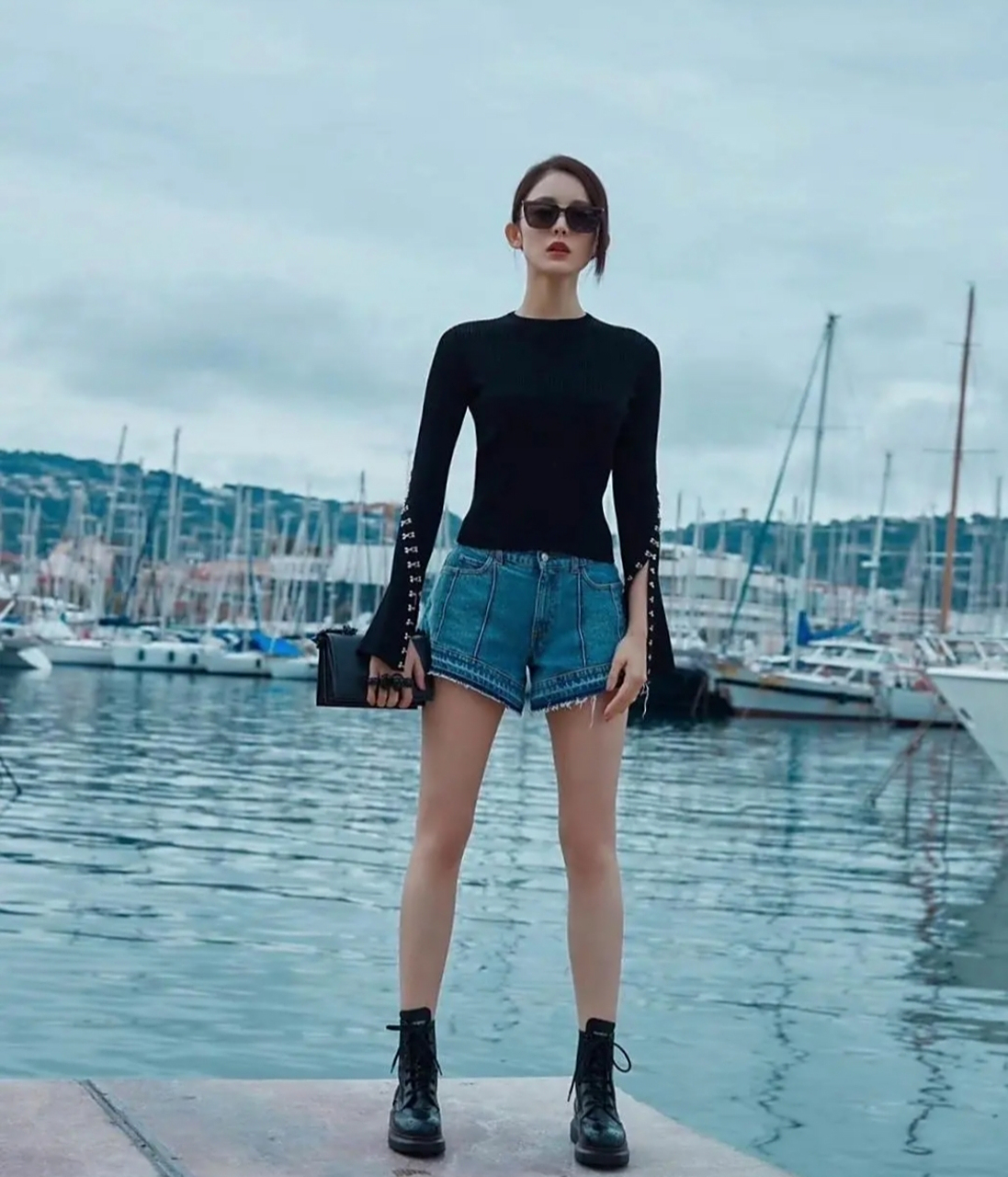 古力娜扎身穿黑色上衣搭配牛仔短裤,大秀美腿,又美又飒又迷人!