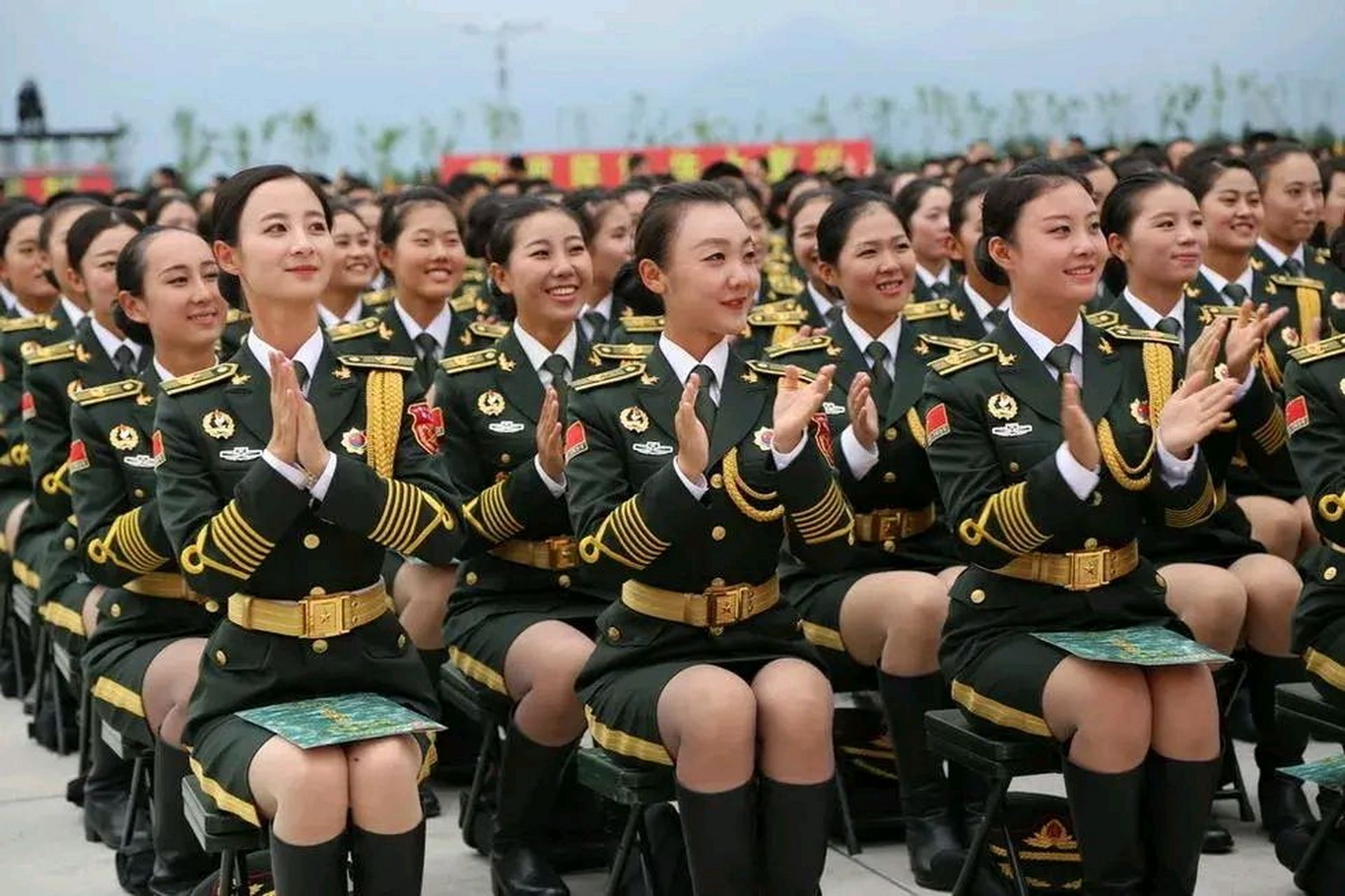 正在觀看錶演的聯合軍樂團女兵,貌美如花,英姿颯爽.