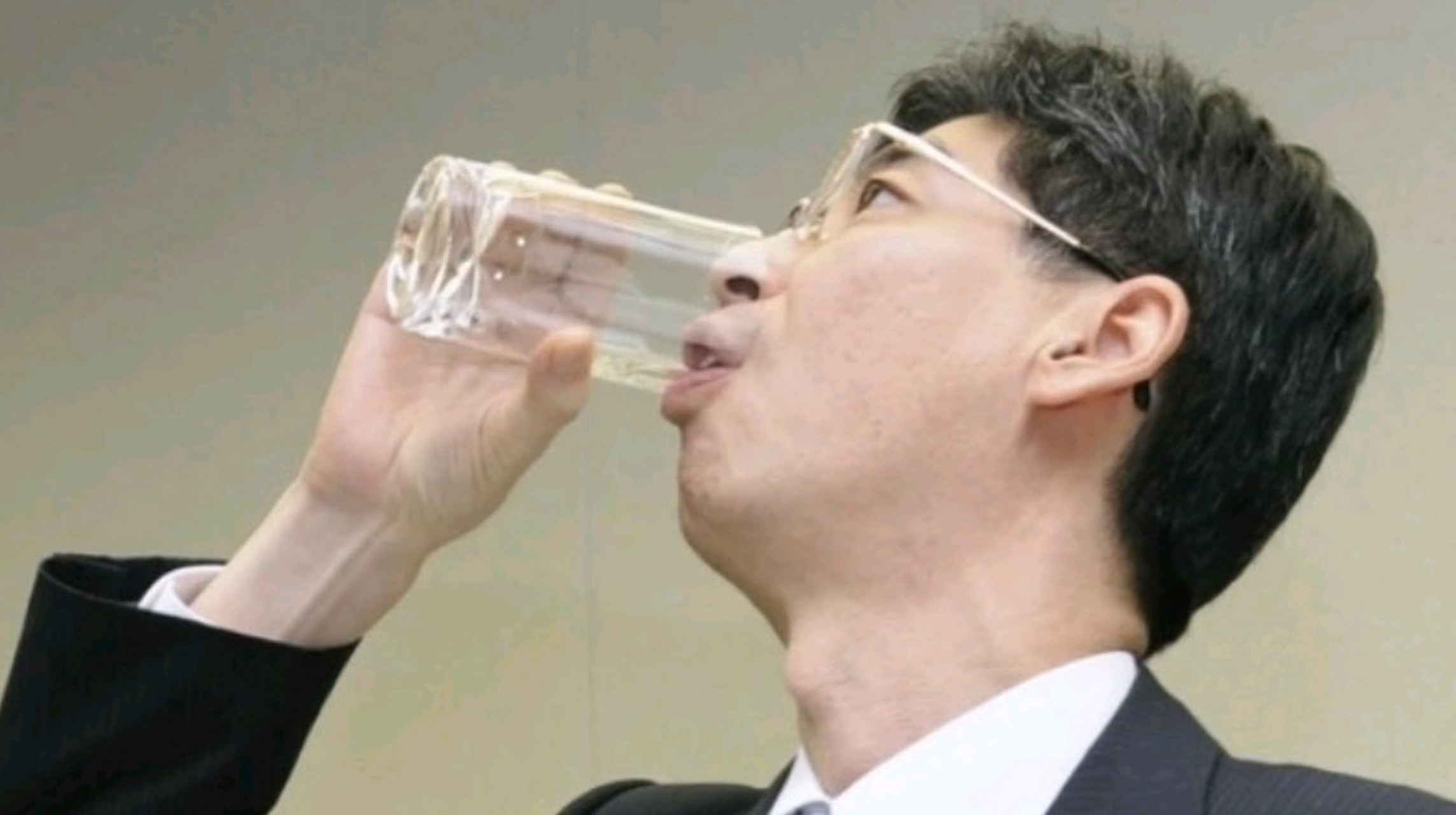 他们声称:当年喝下福岛核电站净化水的园田康博并没有死,至今活蹦乱跳