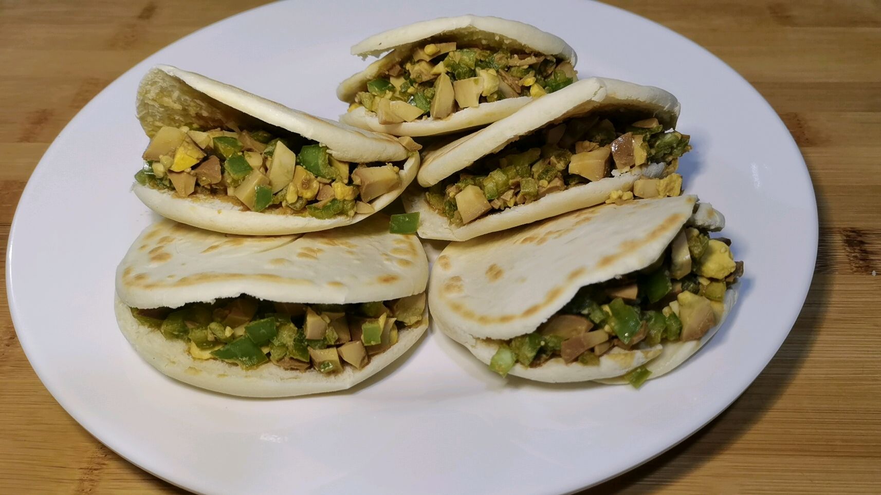 肉夹馍经常吃,白吉馍夹卤鸡蛋你吃过吗?鸡蛋香辣入味,真解馋