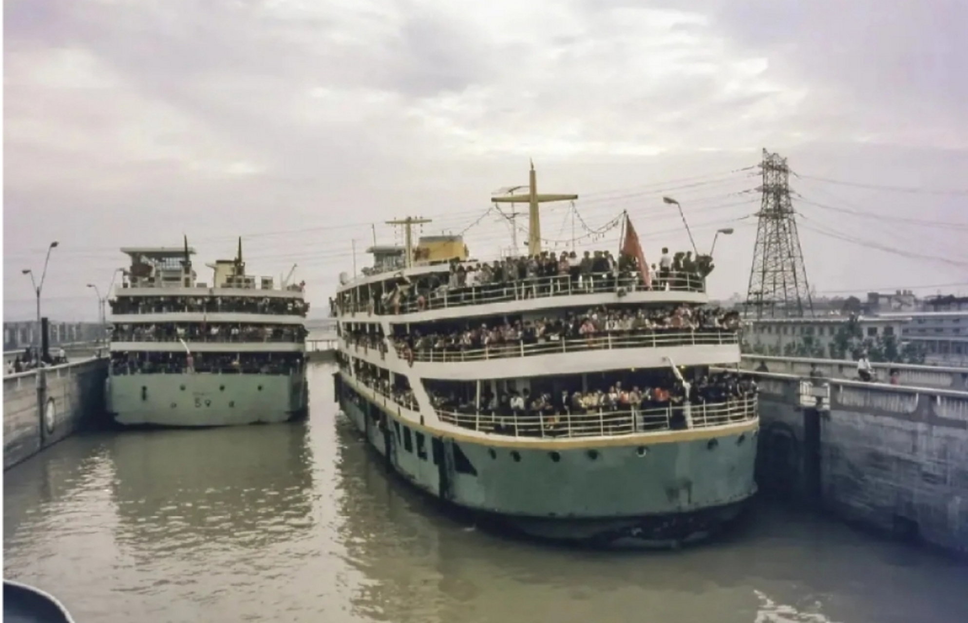 1986年,重庆老照片,装满乘客的游轮,正在过船闸!