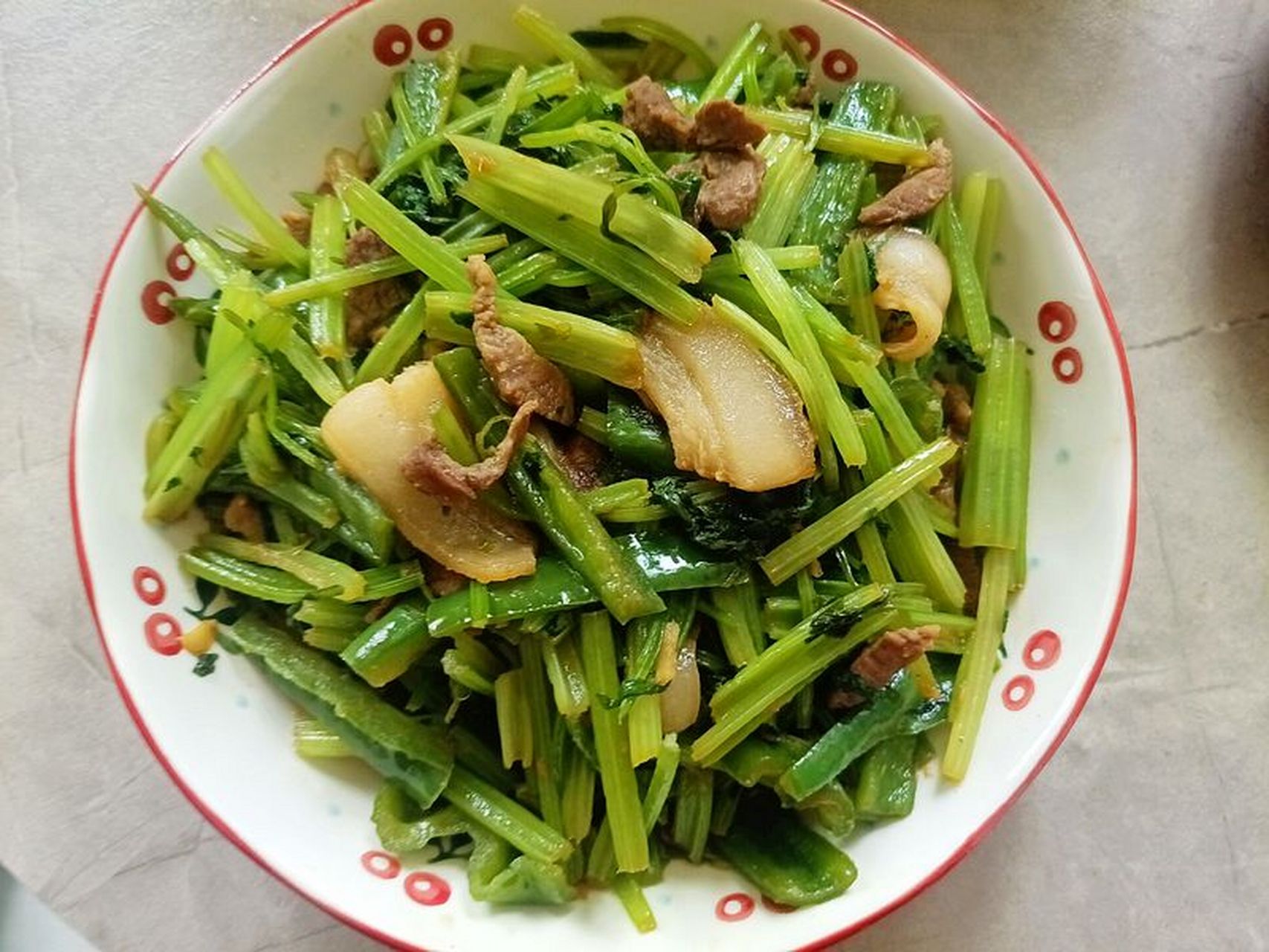 毛芹菜炒肉图片