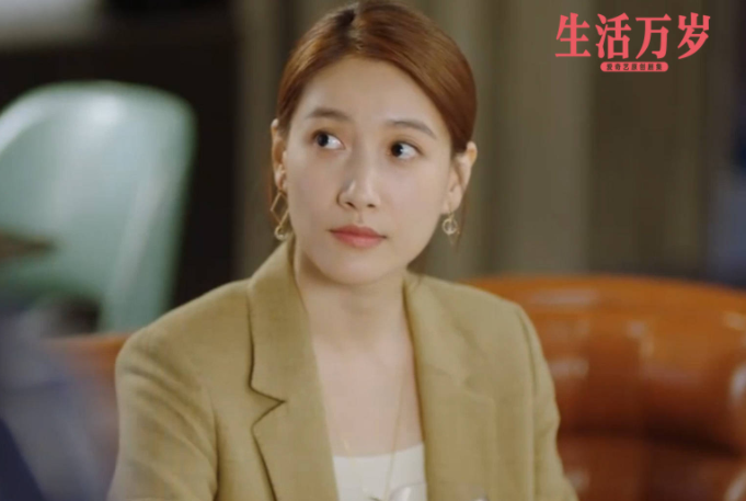 不温不火的啜妮这一次终于让人记住了她,也记住了她长什么样