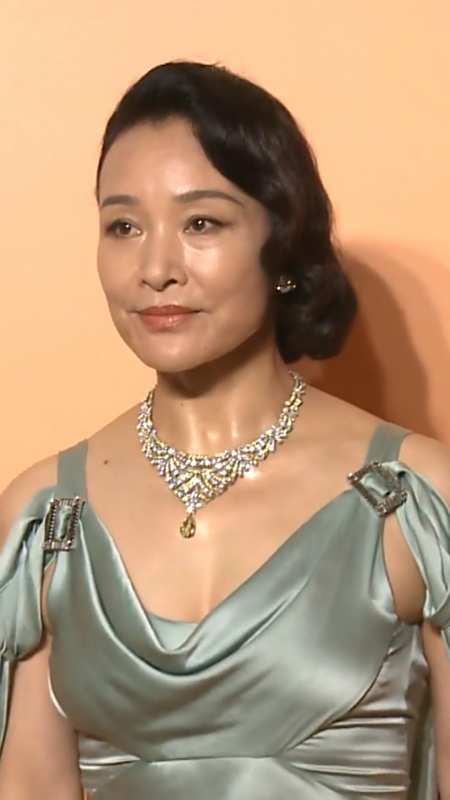 60岁陈冲红毯绽放柔美光彩,展现岁月沉淀下来的独特魅力-度小视