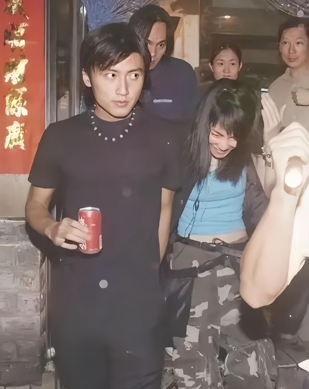 年轻时的谢霆锋和王菲的这张照片,大家能看到什么?