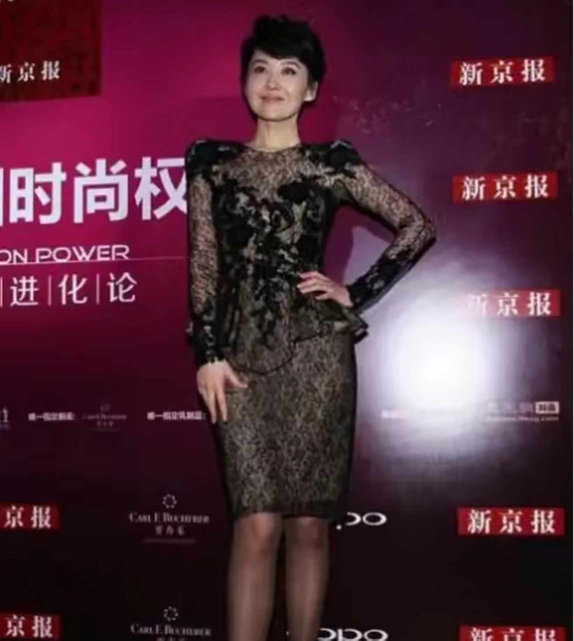 许晴穿着一身黑色的丝袜,这样的黑色丝袜也是直接勾勒出许晴一双迷人