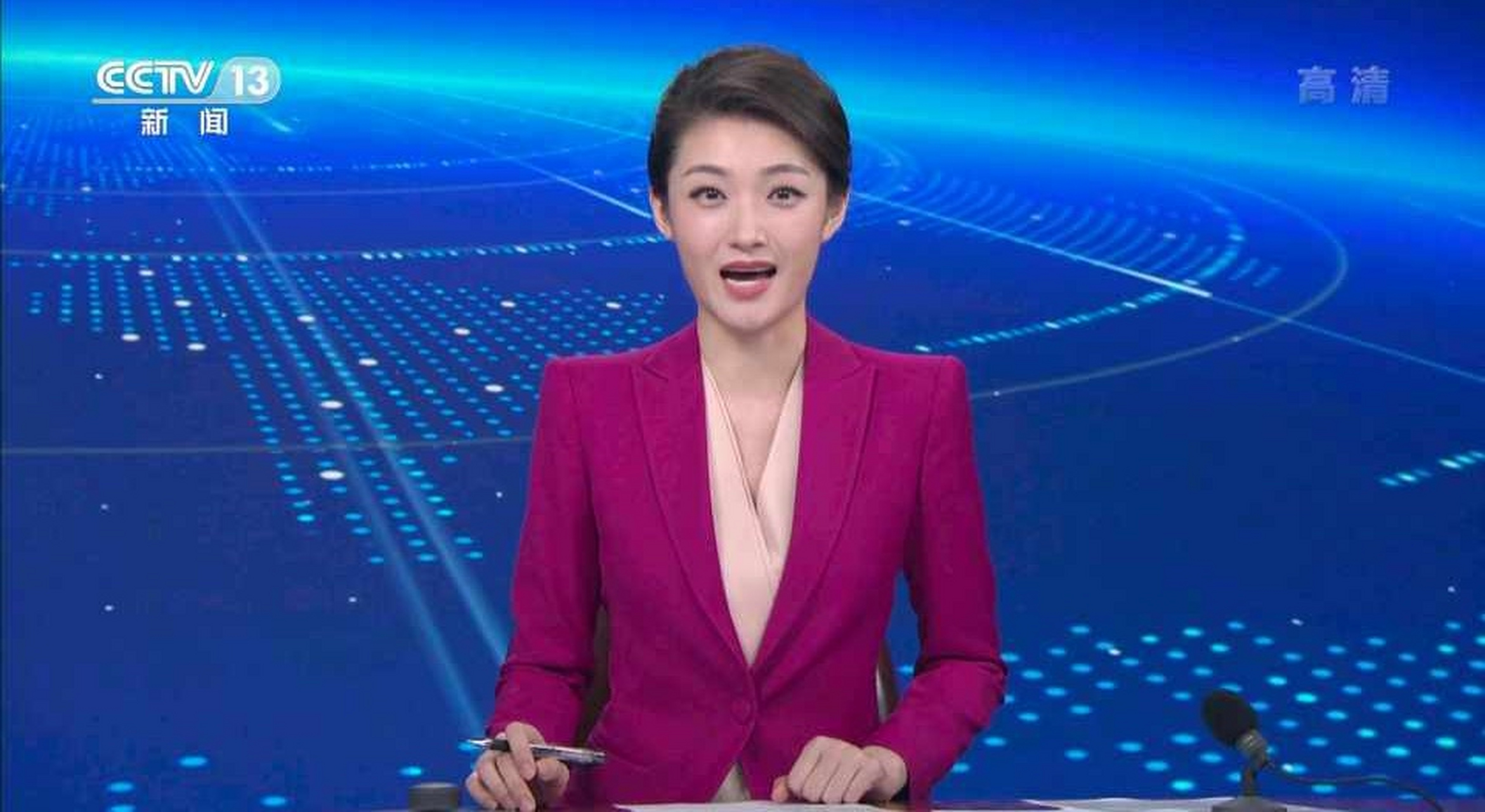 迟茜,直播间播新闻和线上直播互动,造型完全不同,比较下来个人觉得