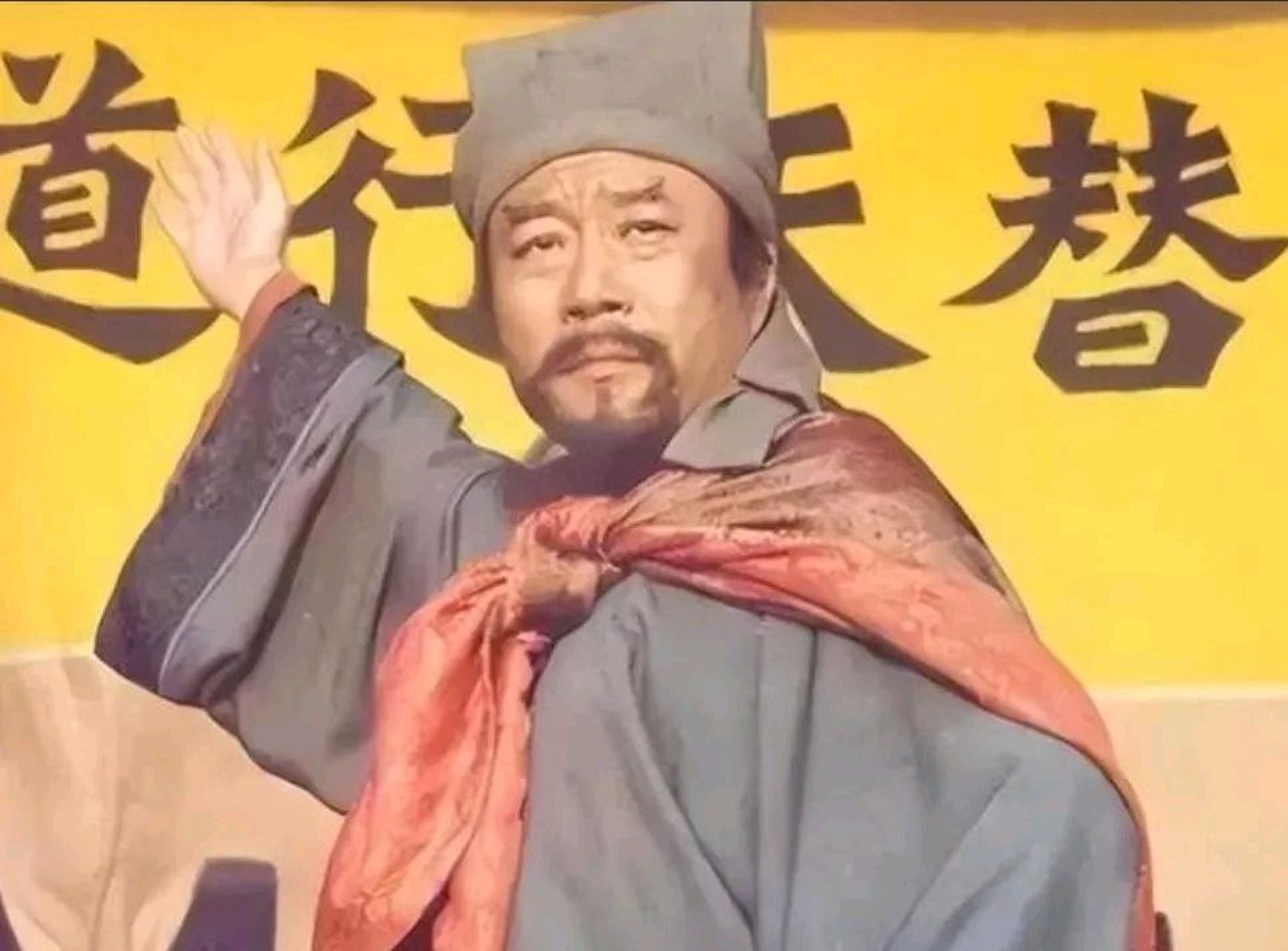 当年,李雪健扮演完宋江后,高高兴兴地拿着43万的片酬准备回家时,却接