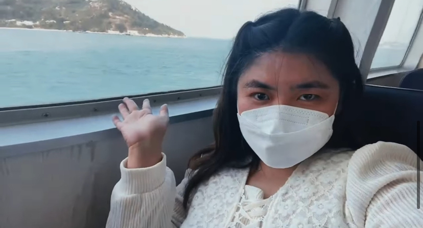 胡慧中女儿何嘉珍近状曝光,穿白裙漫步沙滩,露阳光灿笑超自信