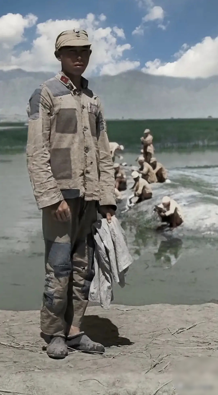 图一是1937年出川抗日前的川军,脸庞稚嫩,左胸前的姓名部别牌显示他是