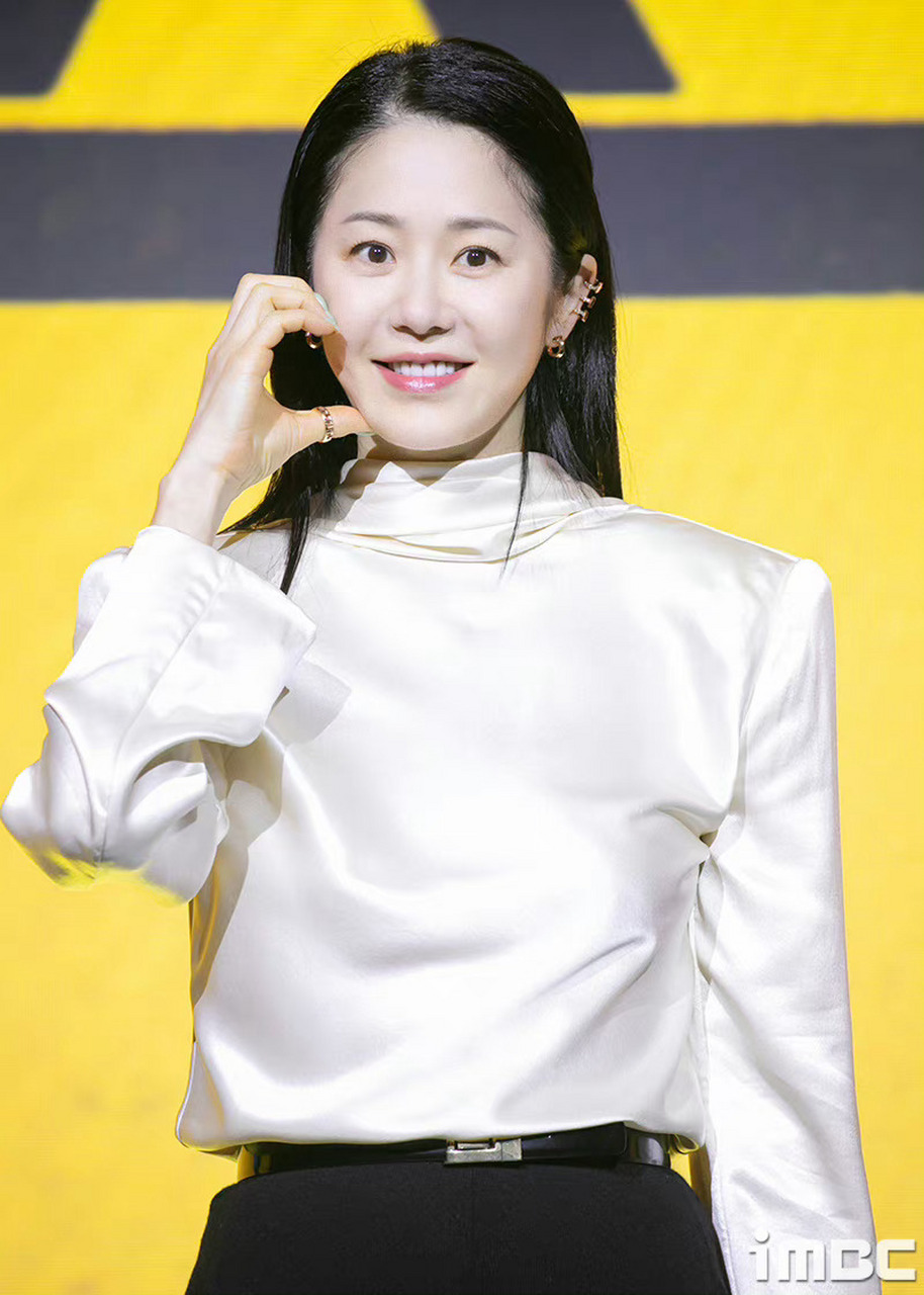 52岁的高贤廷,面部饱满不僵硬,地心引力在她这里失灵了?
