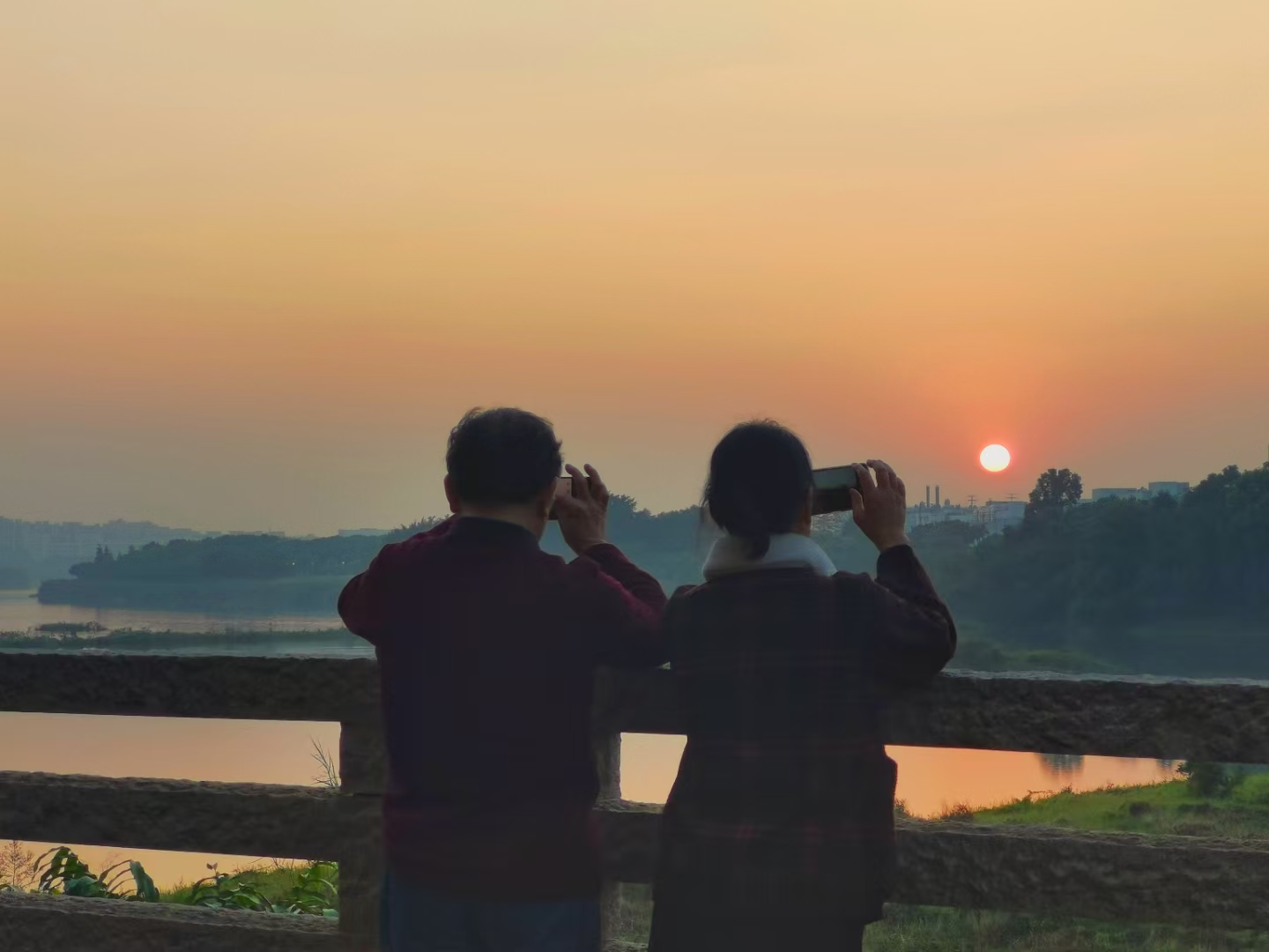 你站在橋上拍風景,拍風景的人在後面拍你