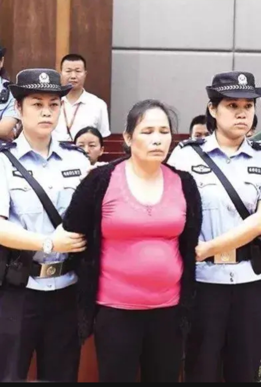 这是2016年,女毒枭邵相波,被判处死刑的现场,照片中的他穿着一件黑色