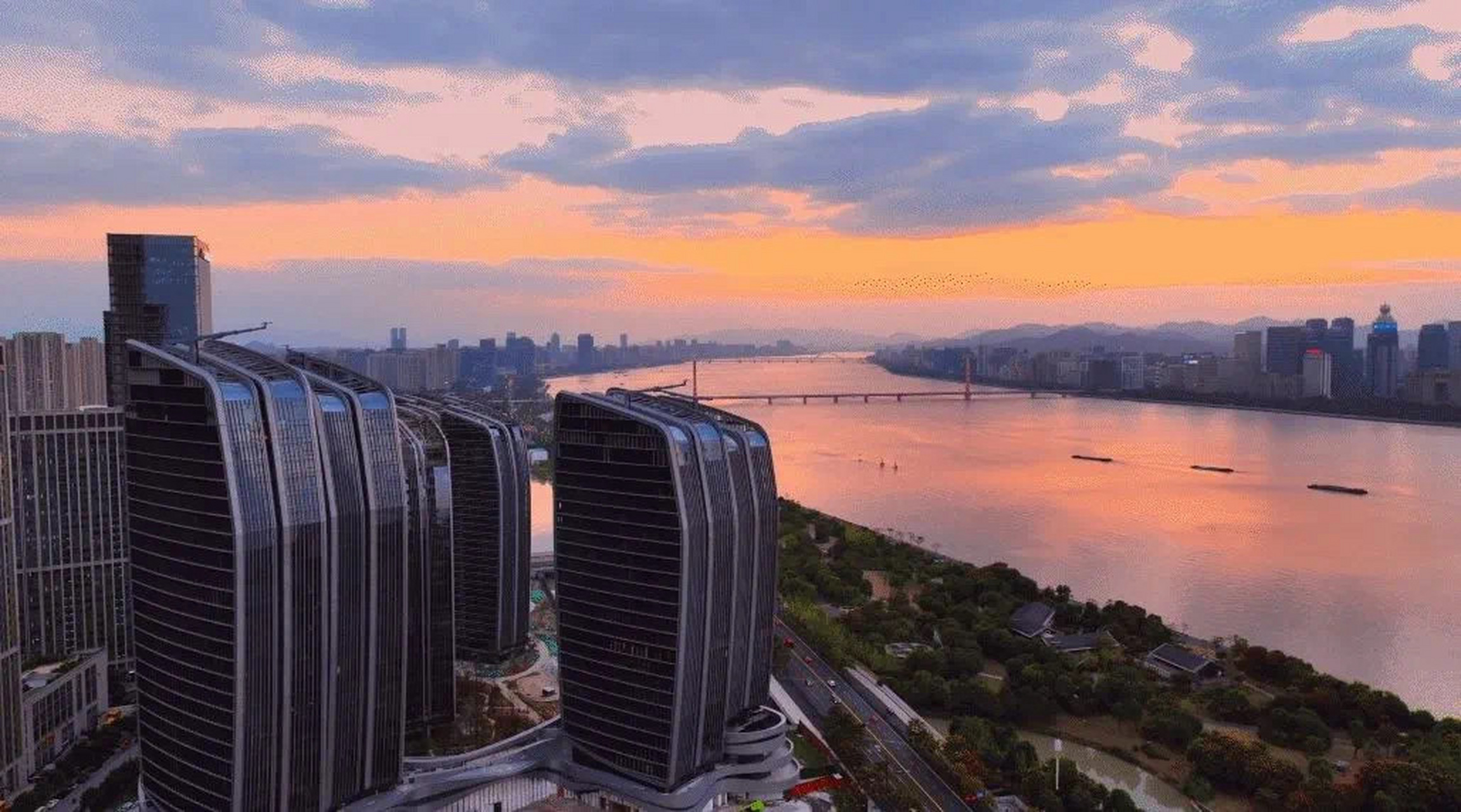 观云钱塘城一线江景核心地段,对望日月同辉 作为杭州城市中心一线江景