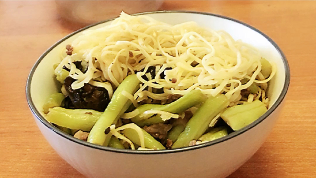 一把豆角,一块牛肉,一做锅美味的蒸面条,香而不腻,面筋