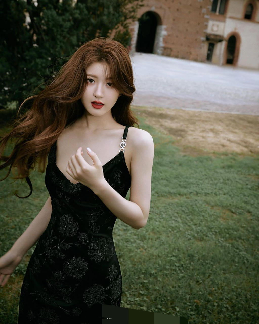 赵露思黑色深v吊带连衣裙参加米兰时装周,性感迷人#娱乐最前沿