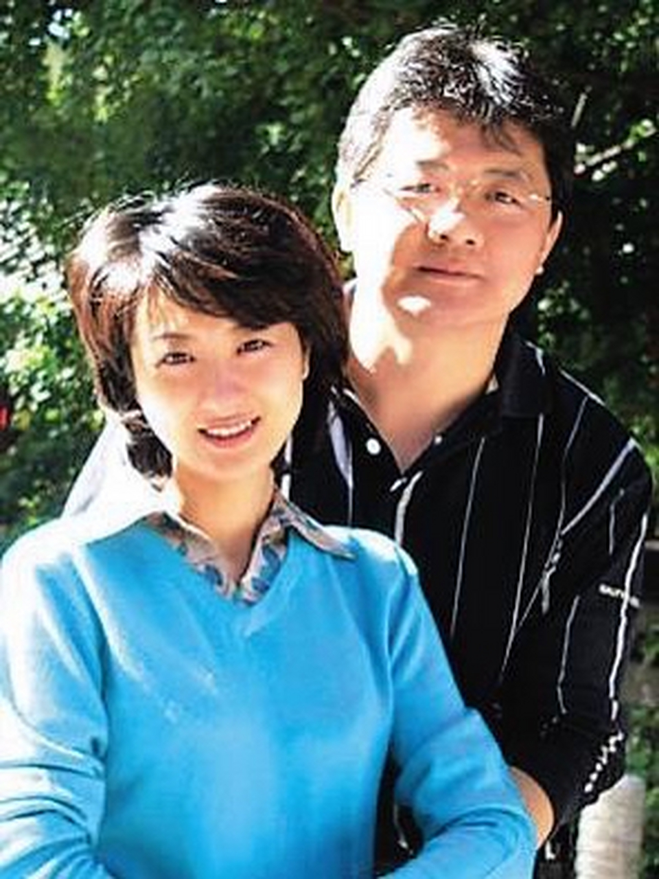 2007年,央视主持人张斌,正在直播奥运新闻发布会时,他的妻子突然冲