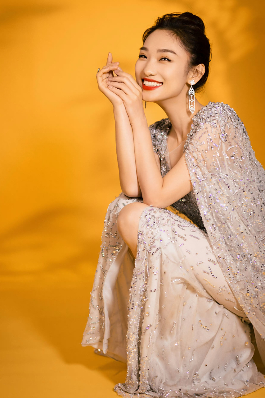 董卿接班人蓝羽,天生一张央视练