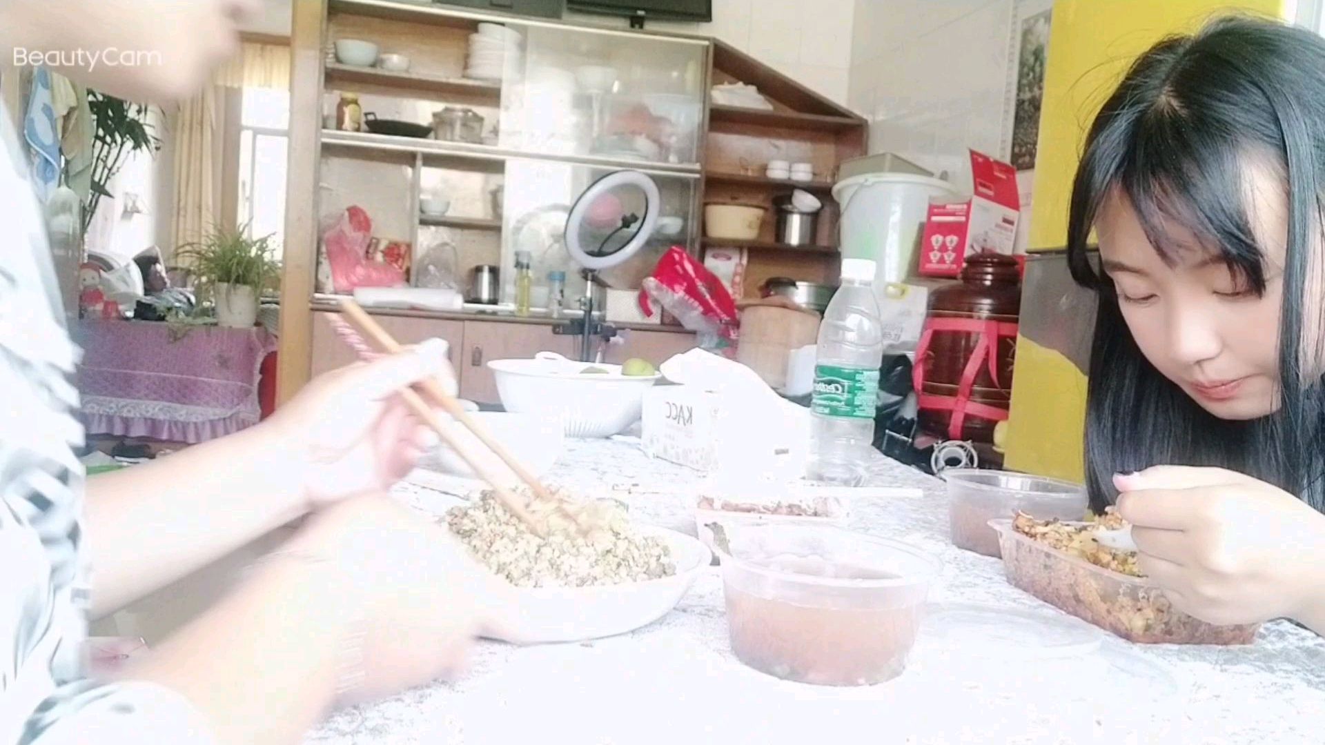 今天煮锅绿豆汤炒个饭一顿饭不到30块钱,吃得安逸得很