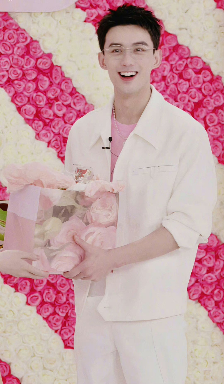 吴磊戴眼镜好乖好斯文啊,是可盐可甜的小哥哥呢!