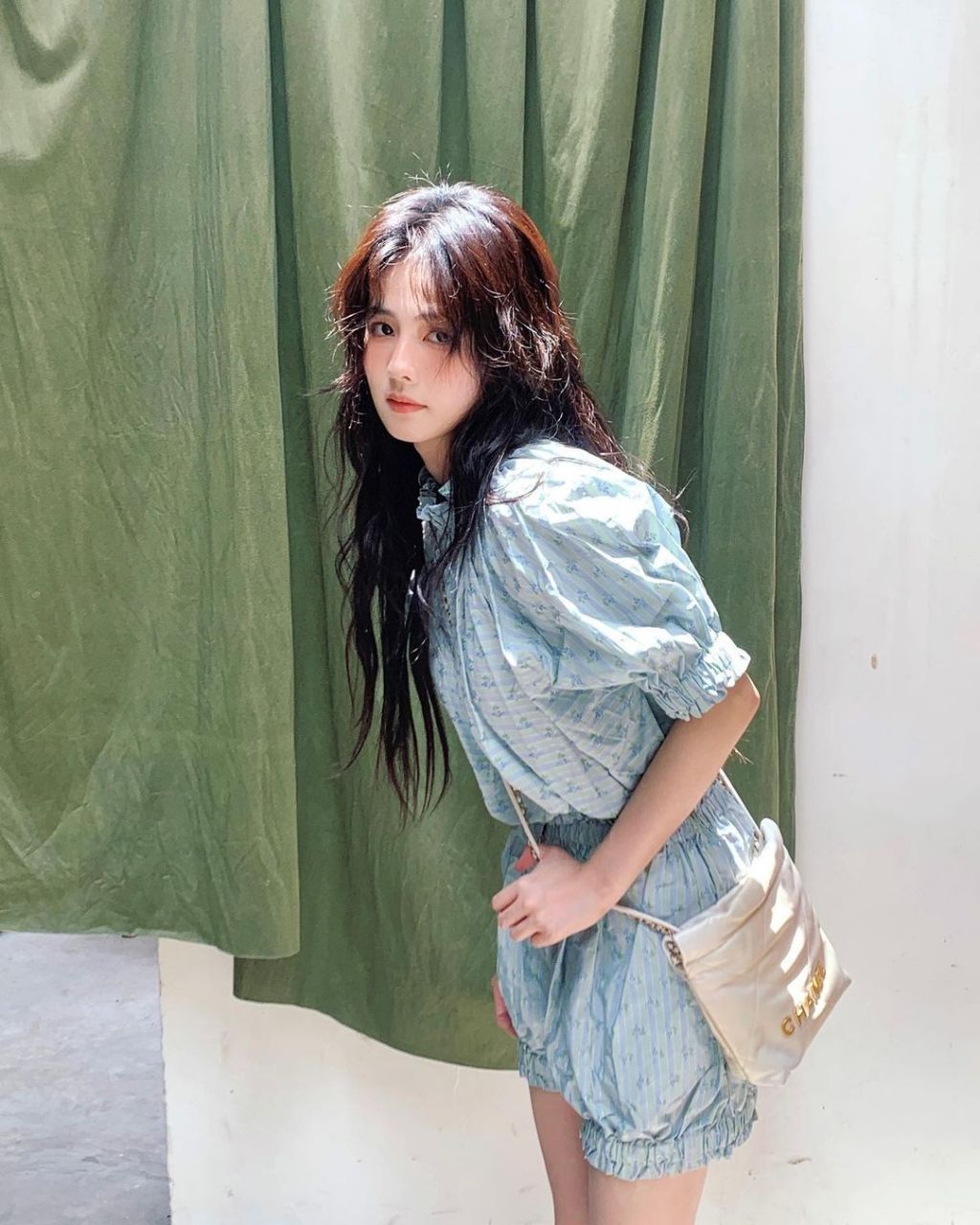 白鹿这侧脸也太清纯了吧.