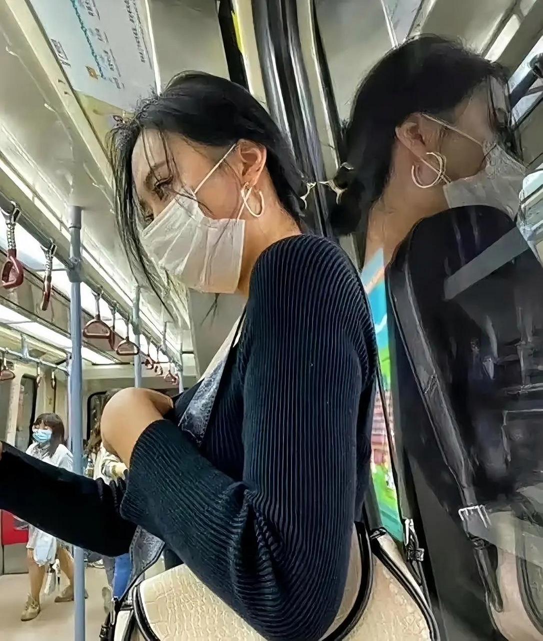 外表冷艳的小姐姐眼神目若朗星