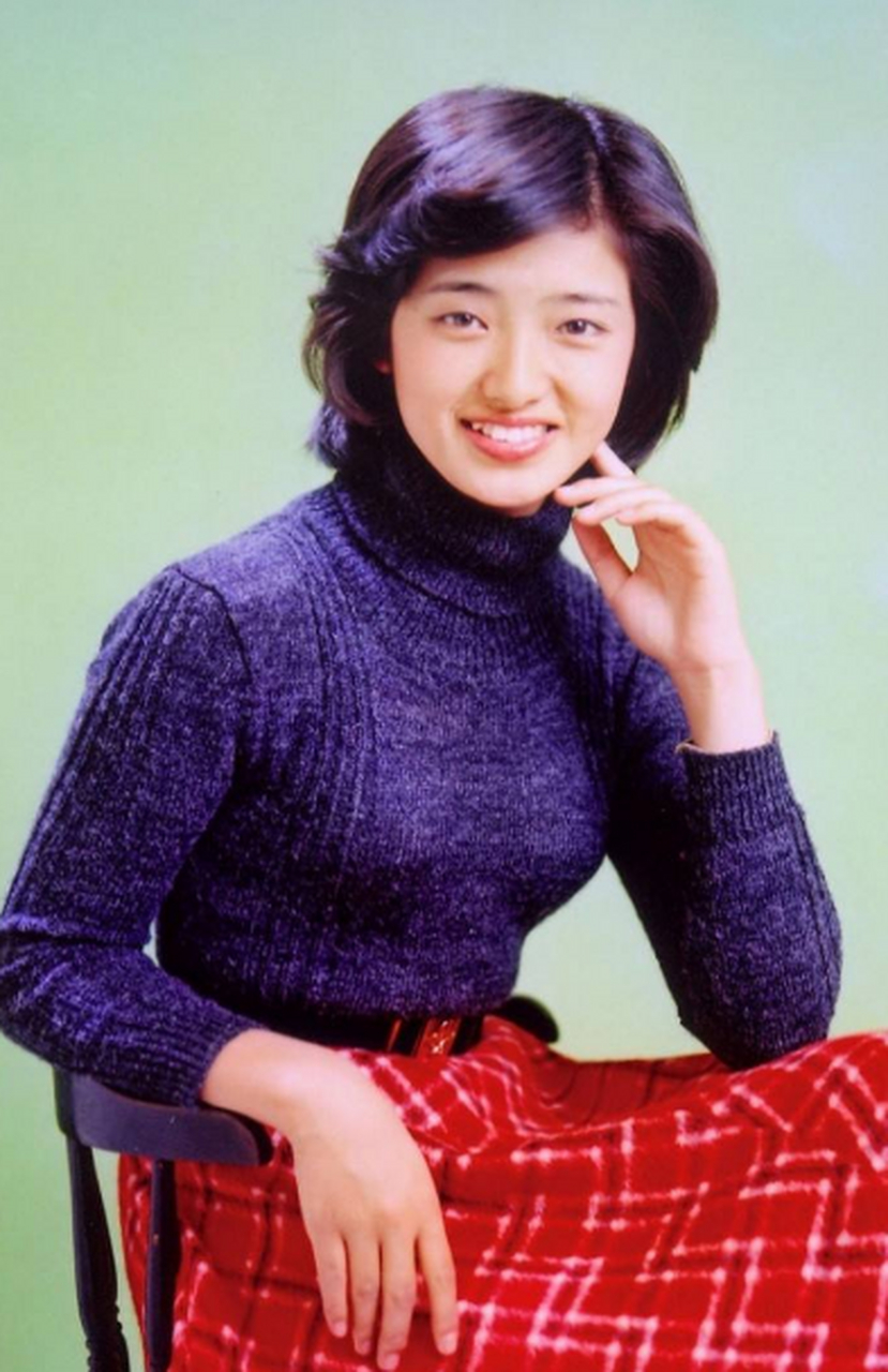 山口百惠,儿时便被贴上了私生女的标签,从儿时被嫌弃但最终成长为亚洲