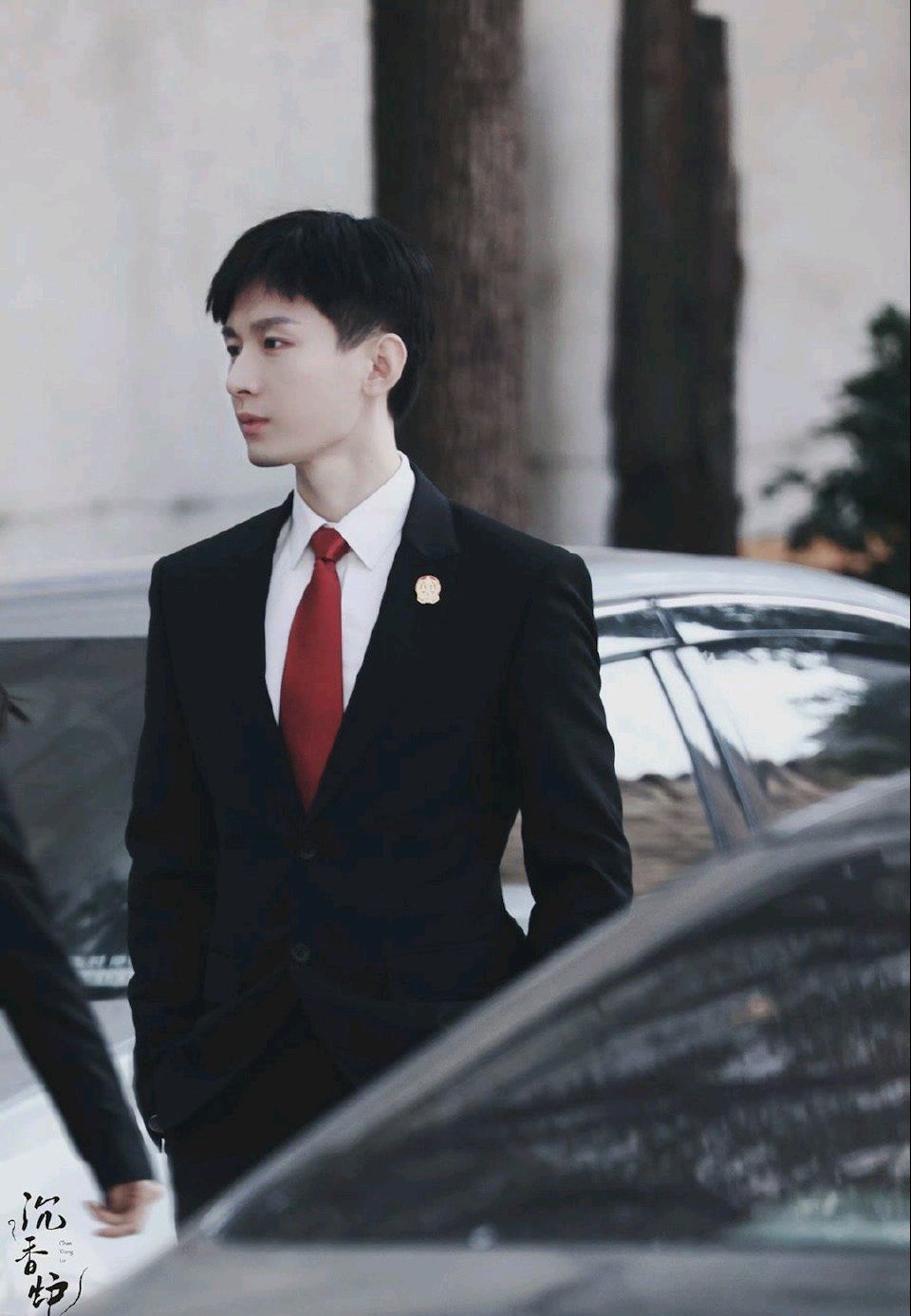 《底线》成毅定妆照出,黑西装红领带,帅炸了