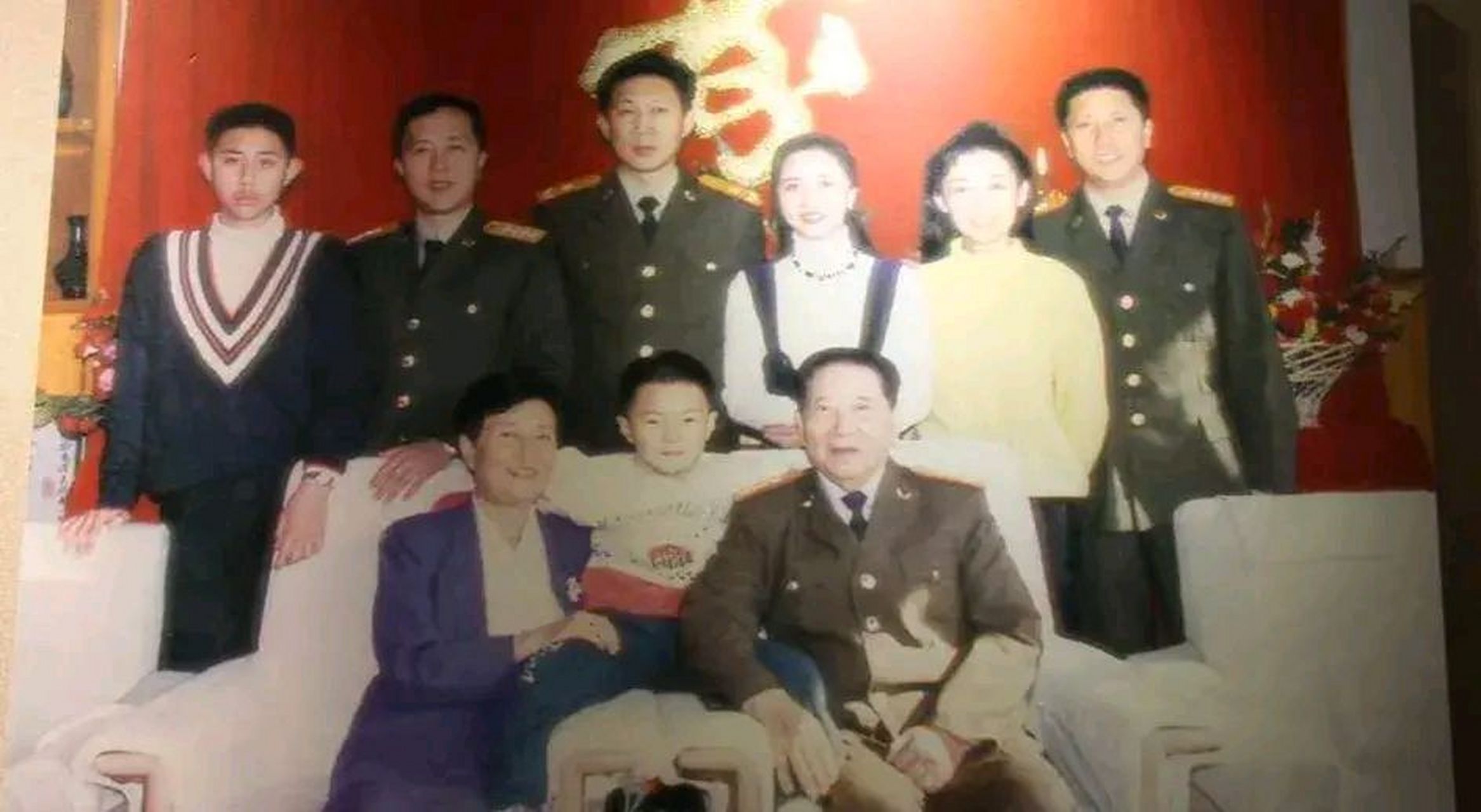 全家福,照片中的他和妻子唐贤美坐在沙发上,中间的小孩是他们的小孙子