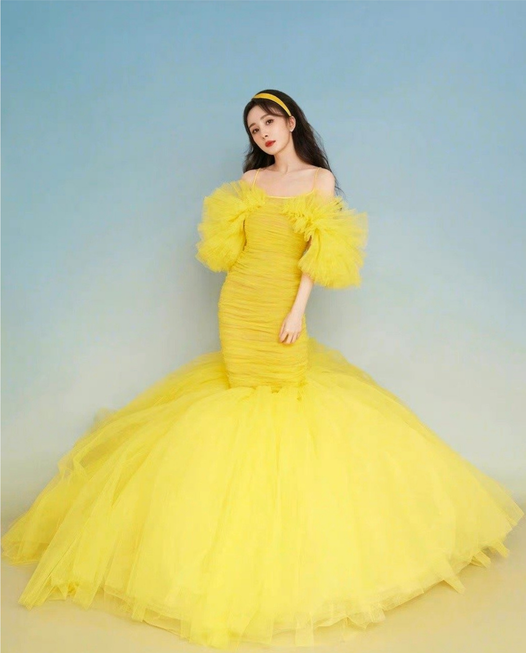 女明星也爱公主裙[嘻嘻][嘻嘻]