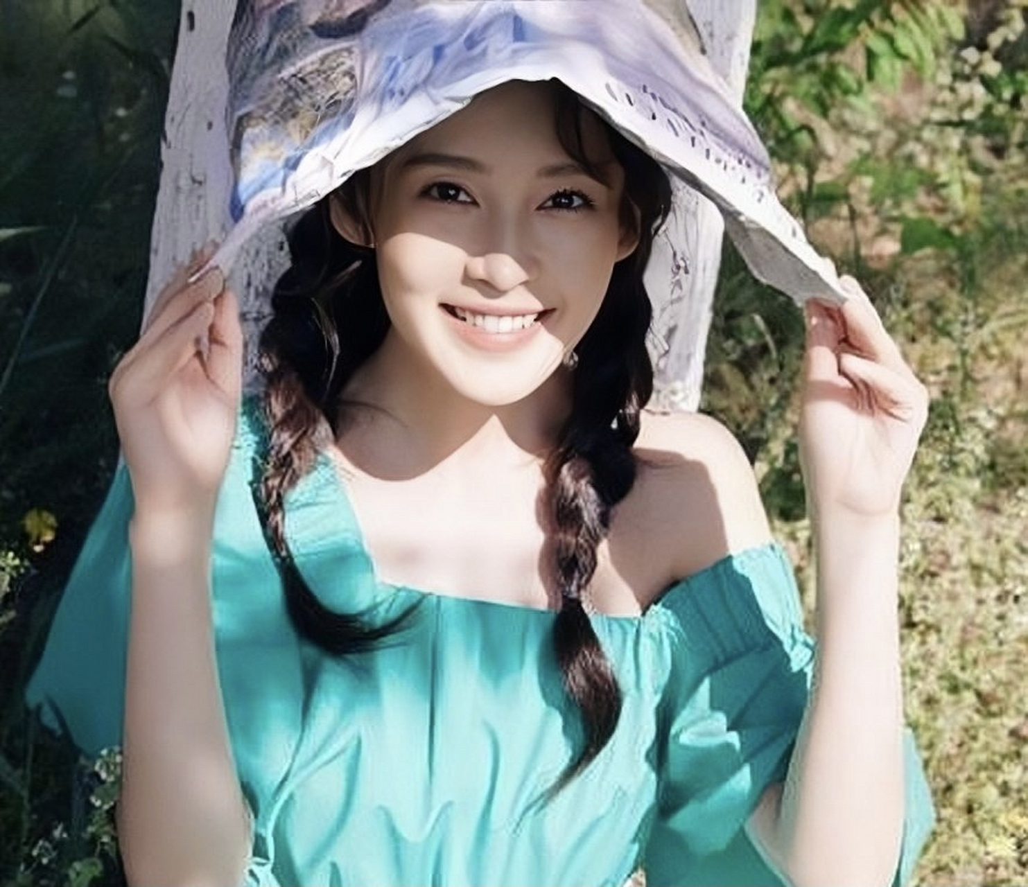 李沁双马尾造型少女感溢出 着湖蓝公主裙清新可人