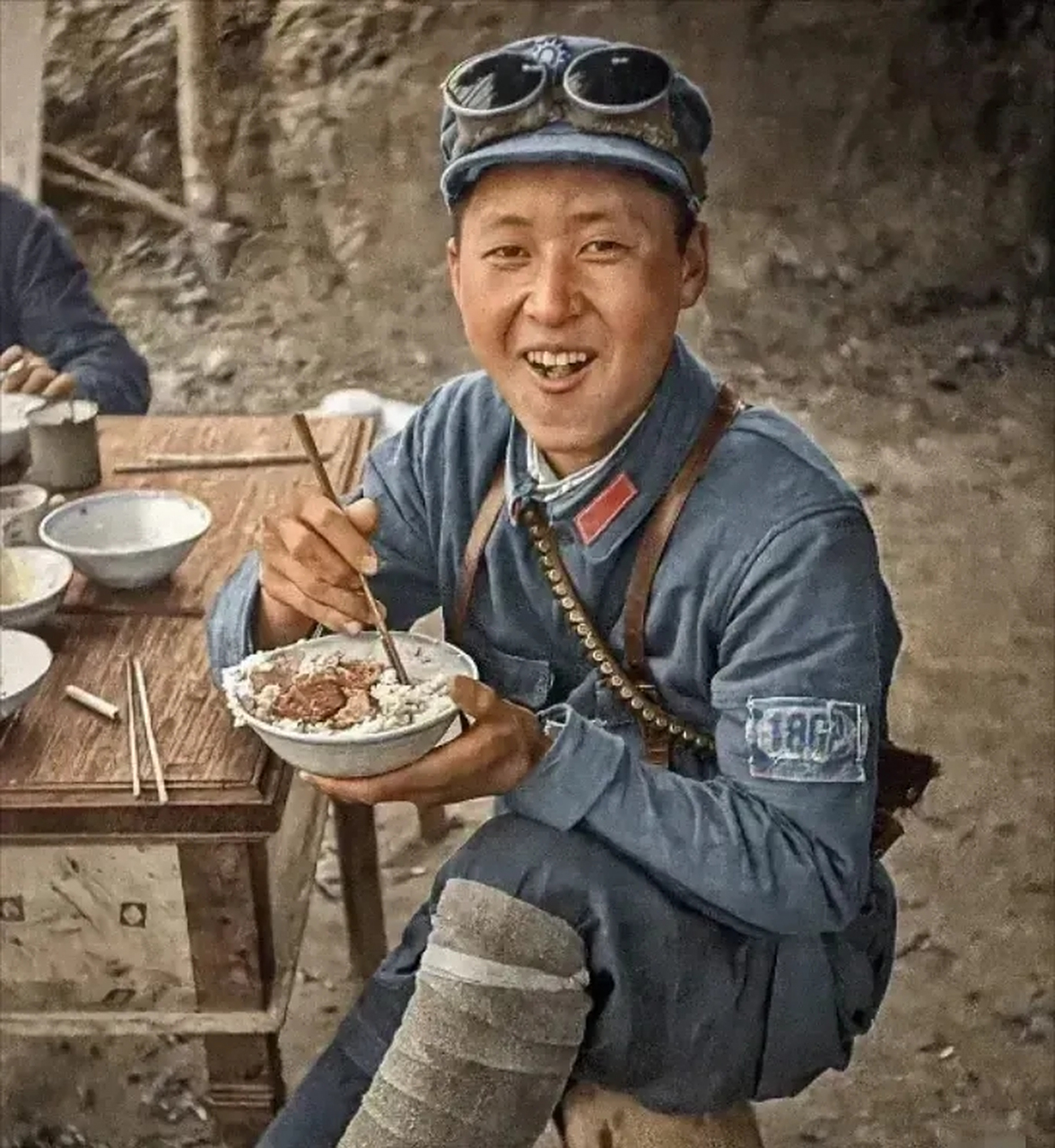 这才是最真实的八路军照片,照片拍摄于1944年,在延安杨家岭,一名八路