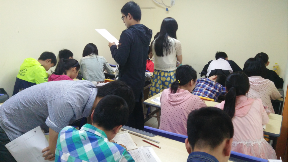 花了近10万块钱让儿子上了市里的重点初中,说实话我后悔了!