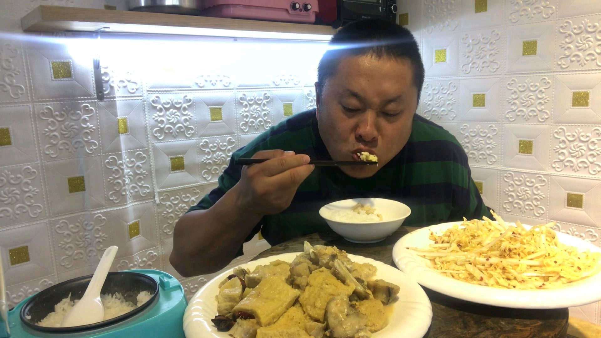 7块钱买2条鳕鱼,配冻豆腐清炖,农村大哥简单吃一口