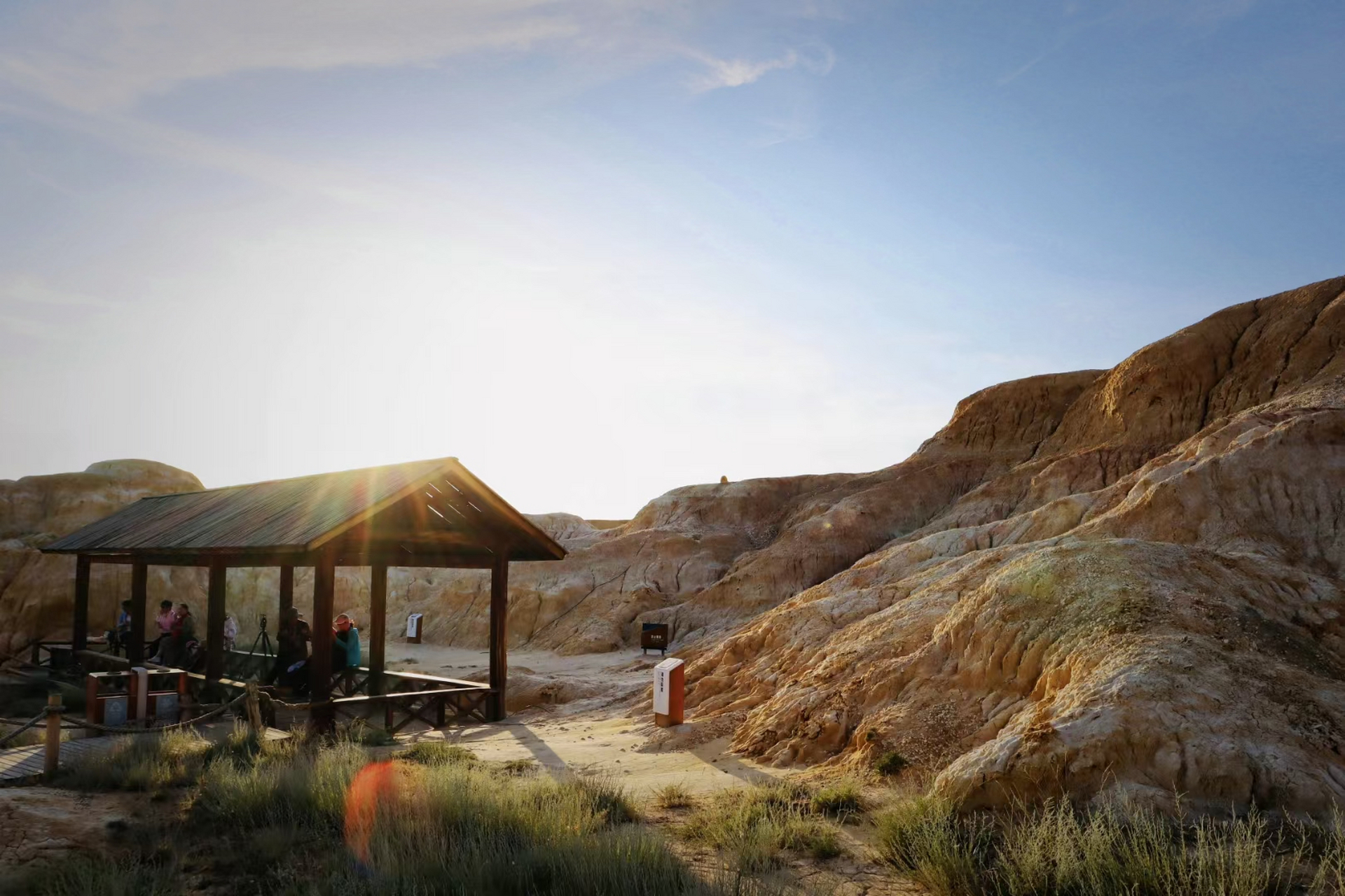 新疆昌吉五彩湾又称五彩城,上千年的风雨,将五彩湾分割成一座座孤立的