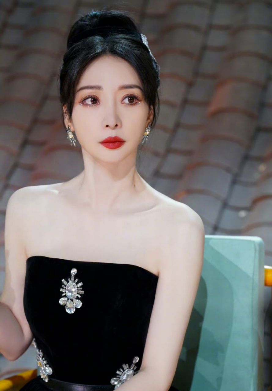 性感的"人间尤物"#柳岩# 一袭黑色缀钻抹胸连衣裙,丰满傲人的事业线大