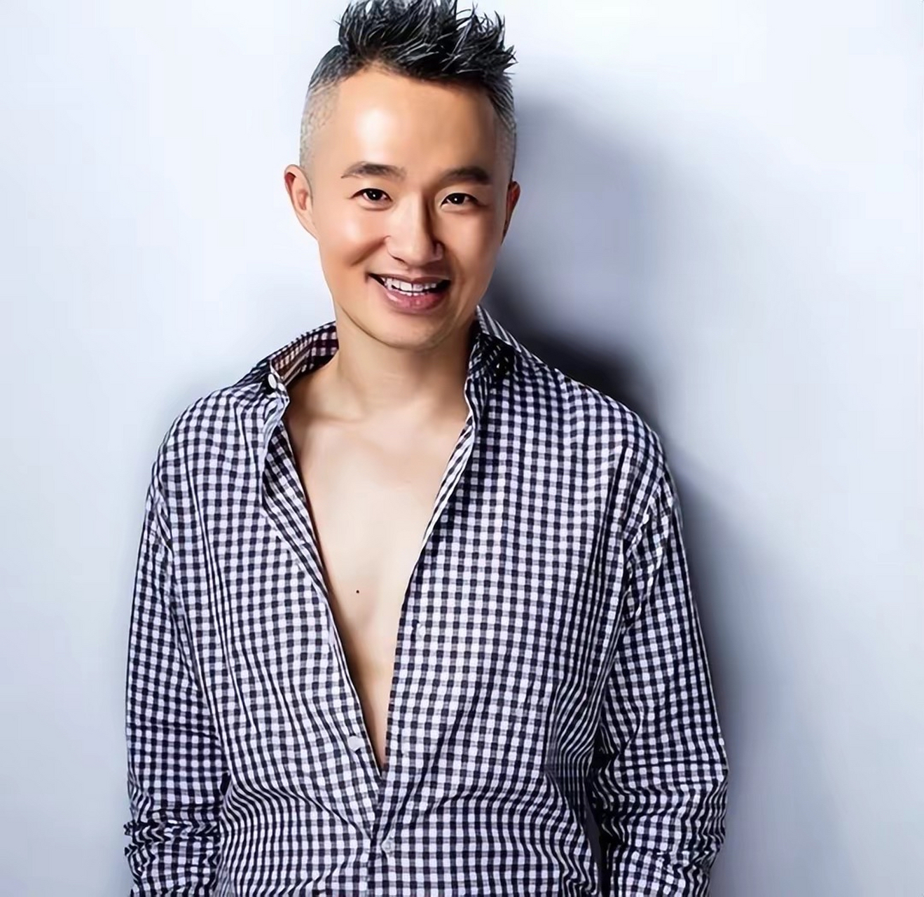 曝主持人程雷因肝病去世,年仅51岁,本尊晒合影回应,近况被曝光 近日