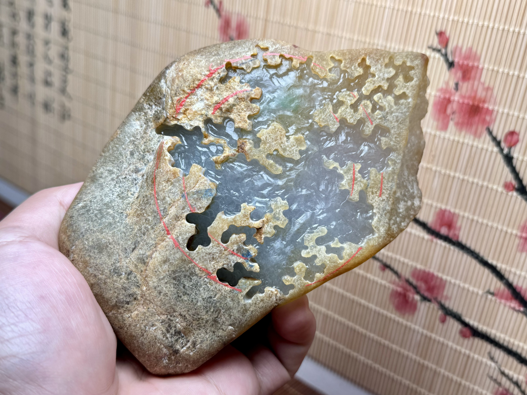 今天给大家带来一块大马坎开窗冰种飘花翡翠,品质超高,值得收藏!