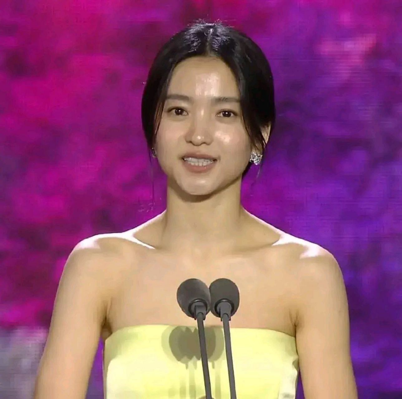 韩国明星的水光肌,以前看过一个韩国化妆师分享,他们把润唇膏拍在脸上