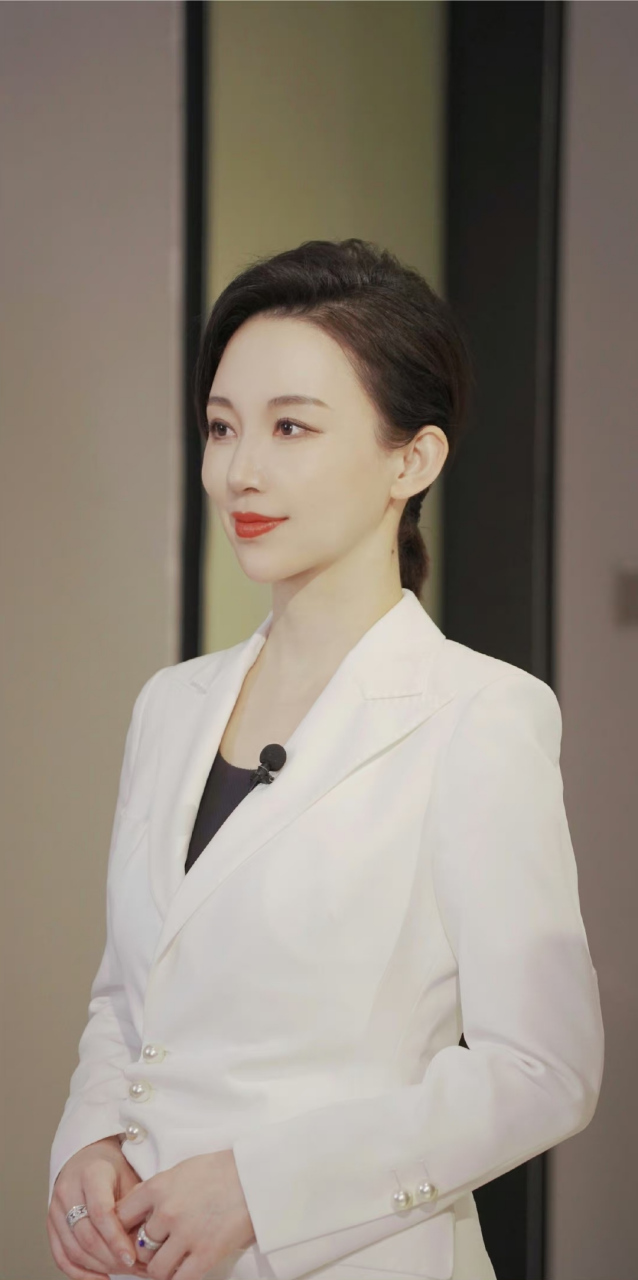 九球天后#潘晓婷# 一袭白色西装穿搭,甜美清纯的容颜,纤瘦苗条的身材