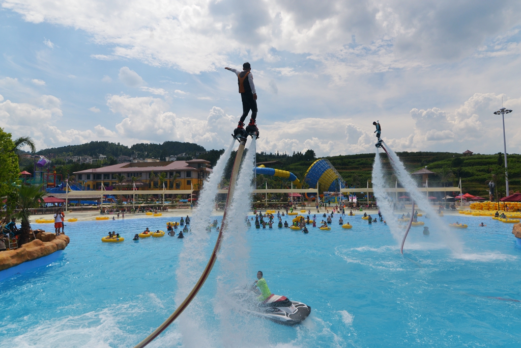贵州遵义:黔北娄山水上乐园开启冰凉一夏