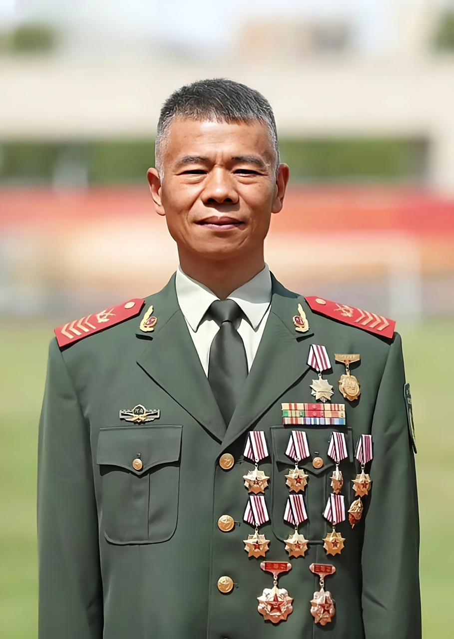 郭秦生,武警河南总队机动支队某中队一级警士长,48岁的他满头白发,但