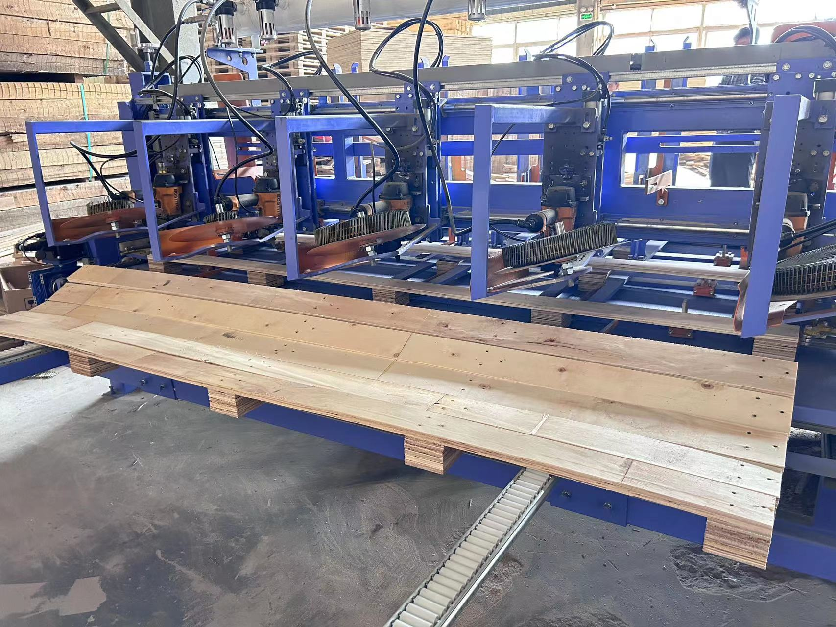 木托盘自动连墩机,光伏托盘打钉机,怎么用