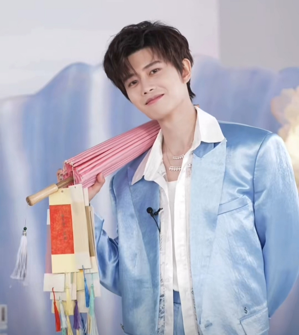 任嘉伦出席活动状态在线,蓝色西装外套质感特别高级,搭配白色衬衫清清